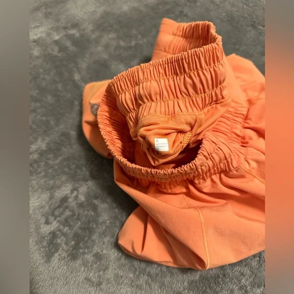 Lululemon Hotty Hot Low-Rise Lined Short 2.5” - Picture 4 of 5